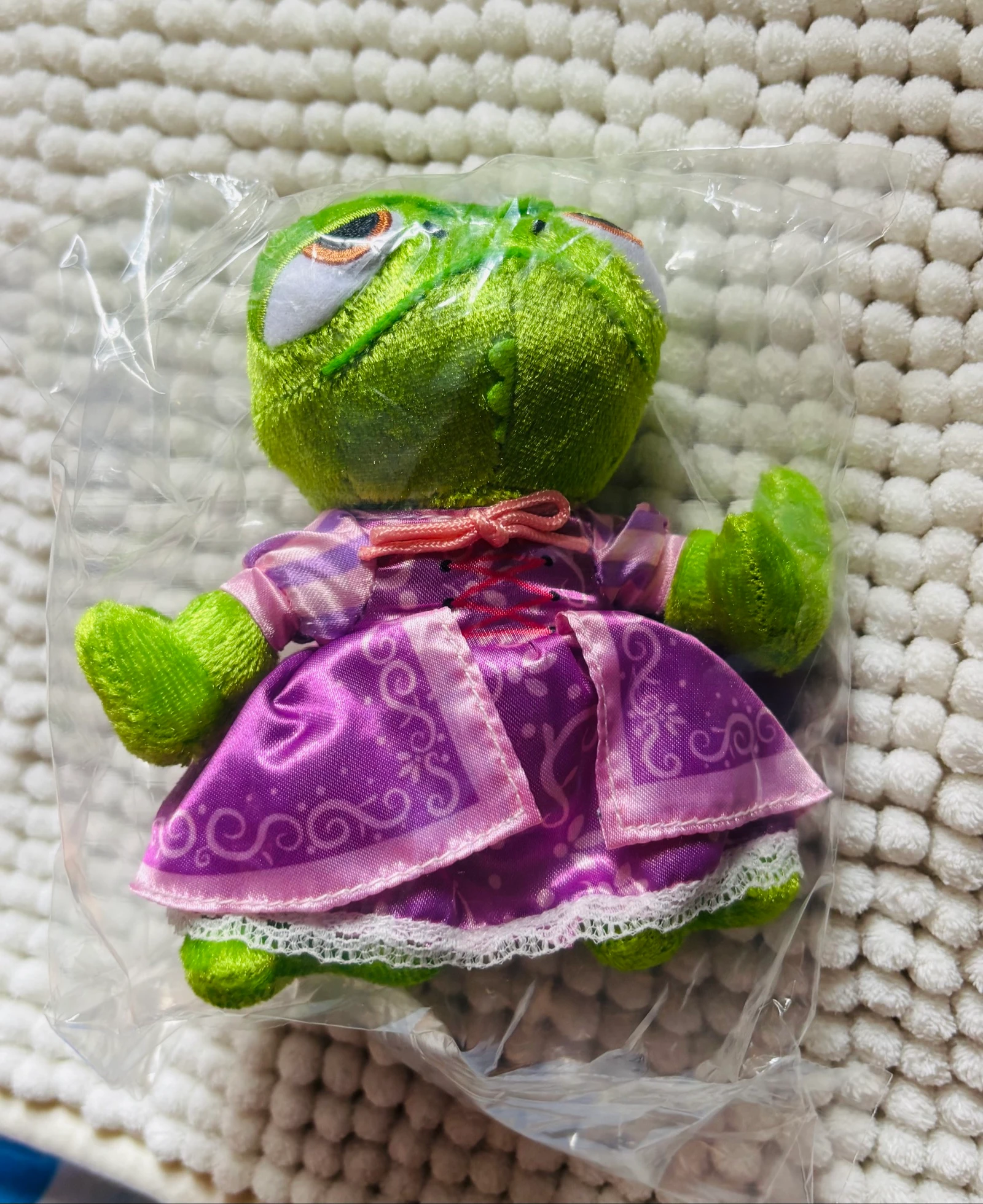 Peluche porte-clés pascal en robe de raiponce 